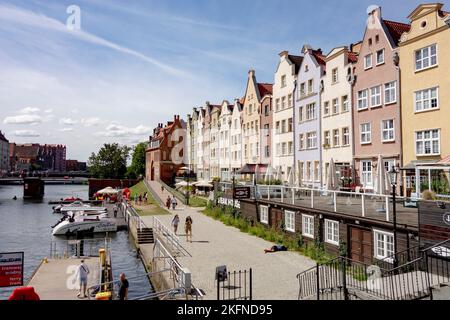 DANZIG, POLEN - 30. JULI 2022: Flussufer in Danzig mit Zeleny Most Water Straßenbahnhaltestelle und Steak House Restaurant Stockfoto