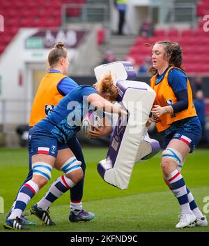 Bristol, Großbritannien. 03.. Juli 2022. Bristol, England, November 19. 2022: Die Spieler von Bristol Bears wärmen sich vor dem Allianz Premier 15s Rugby-Spiel zwischen Bristol Bears und Wespen am Ashton Gate in Bristol, England. (James Whitehead/SPP) Quelle: SPP Sport Press Foto. /Alamy Live News Stockfoto