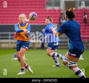 Bristol, Großbritannien. 03.. Juli 2022. Bristol, England, November 19. 2022: Die Spieler von Bristol Bears wärmen sich vor dem Allianz Premier 15s Rugby-Spiel zwischen Bristol Bears und Wespen am Ashton Gate in Bristol, England. (James Whitehead/SPP) Quelle: SPP Sport Press Foto. /Alamy Live News Stockfoto