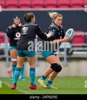 Bristol, Großbritannien. 03.. Juli 2022. Bristol, England, November 19. 2022: Wespen-Spieler wärmen sich vor dem Allianz Premier 15s Rugby-Spiel zwischen Bristol Bears und Wespen am Ashton Gate in Bristol, England. (James Whitehead/SPP) Quelle: SPP Sport Press Foto. /Alamy Live News Stockfoto