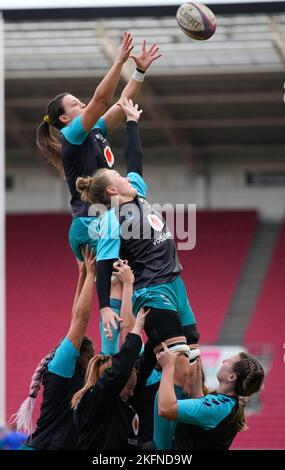 Bristol, Großbritannien. 03.. Juli 2022. Bristol, England, November 19. 2022: Wesps-Spieler üben vor dem Allianz Premier 15s Rugby-Spiel zwischen Bristol Bears und Wespen am Ashton Gate in Bristol, England, Line-Outs. (James Whitehead/SPP) Quelle: SPP Sport Press Foto. /Alamy Live News Stockfoto