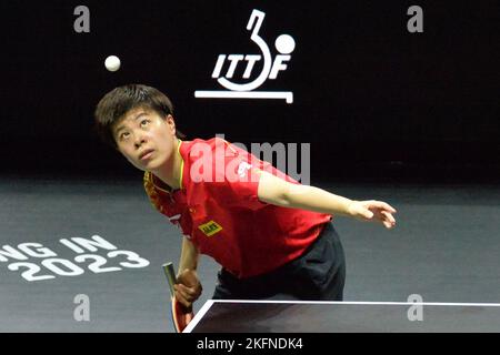 Bangkok, Thailand. 19.. November 2022. Wang Yidi aus China ist im Finale der Frauen gegen Ito Mima aus Japan beim Asian Cup 2022 Tischtennis in Bangkok, Thailand, am 19. November 2022 im Dienst. Quelle: Rachen Sageamsak/Xinhua/Alamy Live News Stockfoto