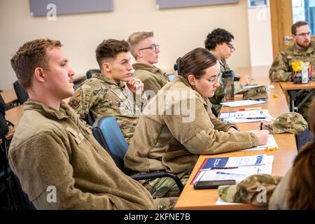 Flieger des 501. Combat Support Wing, nehmen am 28. September 2022 an der ersten Ausbildung im Airman Center in RAF Alconbury, England, Teil. FTAC bietet Anleitungen zu persönlichen Verantwortlichkeiten, Ausfallsicherheit und der Anpassung an das Leben der US-Luftwaffe. Darüber hinaus werden die Kernwerte der Air Force, die Organisationskultur, die Vielfalt und die Kultur von Airmen erweitert. Stockfoto