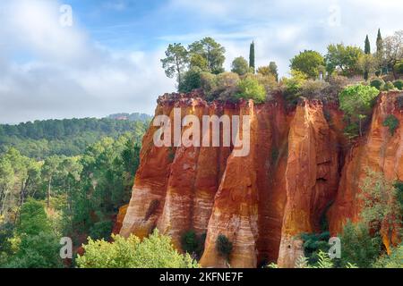 Farbenfrohe ehemalige ockerfarbene Steinbrüche im Apt-Tal, Vaucluse-Region, Frankreich Stockfoto