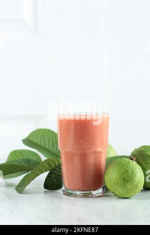 Pink Guava frischer Saft in einem hohen Glas, isoliert auf Weiß Stockfoto