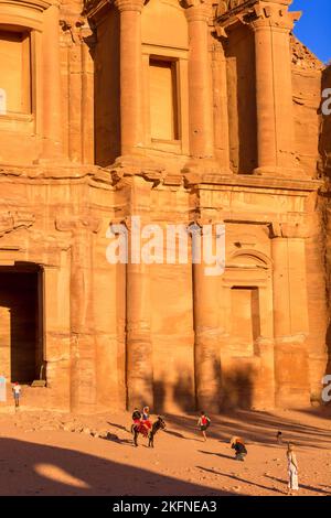 Petra, Jordanien - 3. November 2022: Menschen, Esel im Ad-Deir-Kloster in der antiken Stadt, Panoramablick auf den Sonnenuntergang, UNESCO-Weltkulturerbe Stockfoto