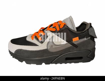 Almaty, Kasachstan – 12. November 2022: Nike Air max 90 Sportschuhe für Erwachsene. Sneaker isoliert auf Weiß. Beschneidungspfad enthalten. Stockfoto