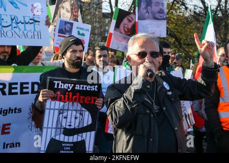 Glasgow, Großbritannien. 19.. November 2022. Die Kundgebung der Iranian Scottish Association (ISA) durch das Stadtzentrum von Glasgow ist Teil eines weltweiten Bemühens, die anhaltende Revolution im Iran zu unterstützen und die Aufmerksamkeit auf die angeblichen Gräueltaten der Islamischen Republik zu lenken. Vor drei Jahren wird behauptet, dass Tausende von Iranern im sogenannten „blutigen November“ schweigend getötet wurden. Seit dem Aufstand im Iran wird behauptet, dass mehr als 300 Zivilisten getötet wurden, darunter mehr als 51 Kinder. Kredit: Findlay/Alamy Live Nachrichten Stockfoto