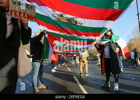 Glasgow, Großbritannien. 19.. November 2022. Die Kundgebung der Iranian Scottish Association (ISA) durch das Stadtzentrum von Glasgow ist Teil eines weltweiten Bemühens, die anhaltende Revolution im Iran zu unterstützen und die Aufmerksamkeit auf die angeblichen Gräueltaten der Islamischen Republik zu lenken. Vor drei Jahren wird behauptet, dass Tausende von Iranern im sogenannten „blutigen November“ schweigend getötet wurden. Seit dem Aufstand im Iran wird behauptet, dass mehr als 300 Zivilisten getötet wurden, darunter mehr als 51 Kinder. Kredit: Findlay/Alamy Live Nachrichten Stockfoto