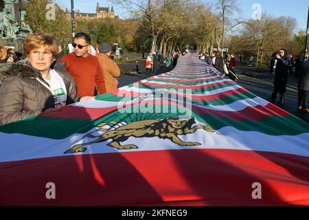 Glasgow, Großbritannien. 19.. November 2022. Die Kundgebung der Iranian Scottish Association (ISA) durch das Stadtzentrum von Glasgow ist Teil eines weltweiten Bemühens, die anhaltende Revolution im Iran zu unterstützen und die Aufmerksamkeit auf die angeblichen Gräueltaten der Islamischen Republik zu lenken. Vor drei Jahren wird behauptet, dass Tausende von Iranern im sogenannten „blutigen November“ schweigend getötet wurden. Seit dem Aufstand im Iran wird behauptet, dass mehr als 300 Zivilisten getötet wurden, darunter mehr als 51 Kinder. Kredit: Findlay/Alamy Live Nachrichten Stockfoto