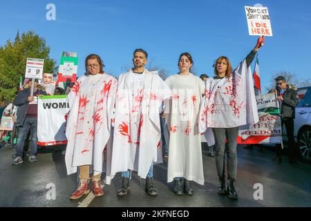 Glasgow, Großbritannien. 19.. November 2022. Die Kundgebung der Iranian Scottish Association (ISA) durch das Stadtzentrum von Glasgow ist Teil eines weltweiten Bemühens, die anhaltende Revolution im Iran zu unterstützen und die Aufmerksamkeit auf die angeblichen Gräueltaten der Islamischen Republik zu lenken. Vor drei Jahren wird behauptet, dass Tausende von Iranern im sogenannten „blutigen November“ schweigend getötet wurden. Seit dem Aufstand im Iran wird behauptet, dass mehr als 300 Zivilisten getötet wurden, darunter mehr als 51 Kinder. Kredit: Findlay/Alamy Live Nachrichten Stockfoto