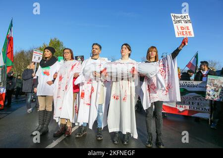 Glasgow, Großbritannien. 19.. November 2022. Die Kundgebung der Iranian Scottish Association (ISA) durch das Stadtzentrum von Glasgow ist Teil eines weltweiten Bemühens, die anhaltende Revolution im Iran zu unterstützen und die Aufmerksamkeit auf die angeblichen Gräueltaten der Islamischen Republik zu lenken. Vor drei Jahren wird behauptet, dass Tausende von Iranern im sogenannten „blutigen November“ schweigend getötet wurden. Seit dem Aufstand im Iran wird behauptet, dass mehr als 300 Zivilisten getötet wurden, darunter mehr als 51 Kinder. Kredit: Findlay/Alamy Live Nachrichten Stockfoto