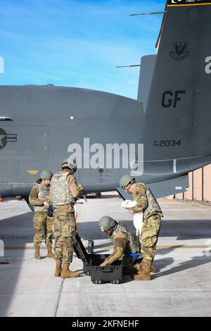 Die dem 319. Aircraft Maintenance Squadron zugewiesenen Flieger führen Wartungsarbeiten an einem RQ-4 Global Hawk Block 40 Flugzeug durch 27. September 2022, während der Überprüfung der Readiness Exercise Validation Global Griffin 09-22 auf der Grand Forks Air Force Base, North Dakota. Der RQ-4 bietet ein breites Spektrum an Aufklärungs-, Überwachungs- und Aufklärungskapazitäten, um gemeinsame Kampftruppen bei weltweiten Friedens-, Kontingenz- und Kriegseinsätzen zu unterstützen. Stockfoto