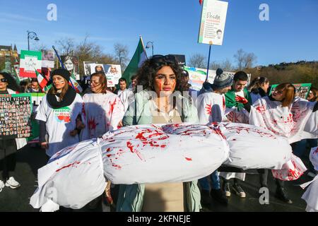 Glasgow, Großbritannien. 19.. November 2022. Die Kundgebung der Iranian Scottish Association (ISA) durch das Stadtzentrum von Glasgow ist Teil eines weltweiten Bemühens, die anhaltende Revolution im Iran zu unterstützen und die Aufmerksamkeit auf die angeblichen Gräueltaten der Islamischen Republik zu lenken. Vor drei Jahren wird behauptet, dass Tausende von Iranern im sogenannten „blutigen November“ schweigend getötet wurden. Seit dem Aufstand im Iran wird behauptet, dass mehr als 300 Zivilisten getötet wurden, darunter mehr als 51 Kinder. Kredit: Findlay/Alamy Live Nachrichten Stockfoto