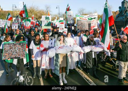 Glasgow, Großbritannien. 19.. November 2022. Die Kundgebung der Iranian Scottish Association (ISA) durch das Stadtzentrum von Glasgow ist Teil eines weltweiten Bemühens, die anhaltende Revolution im Iran zu unterstützen und die Aufmerksamkeit auf die angeblichen Gräueltaten der Islamischen Republik zu lenken. Vor drei Jahren wird behauptet, dass Tausende von Iranern im sogenannten „blutigen November“ schweigend getötet wurden. Seit dem Aufstand im Iran wird behauptet, dass mehr als 300 Zivilisten getötet wurden, darunter mehr als 51 Kinder. Kredit: Findlay/Alamy Live Nachrichten Stockfoto