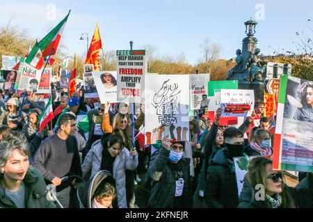 Glasgow, Großbritannien. 19.. November 2022. Die Kundgebung der Iranian Scottish Association (ISA) durch das Stadtzentrum von Glasgow ist Teil eines weltweiten Bemühens, die anhaltende Revolution im Iran zu unterstützen und die Aufmerksamkeit auf die angeblichen Gräueltaten der Islamischen Republik zu lenken. Vor drei Jahren wird behauptet, dass Tausende von Iranern im sogenannten „blutigen November“ schweigend getötet wurden. Seit dem Aufstand im Iran wird behauptet, dass mehr als 300 Zivilisten getötet wurden, darunter mehr als 51 Kinder. Kredit: Findlay/Alamy Live Nachrichten Stockfoto