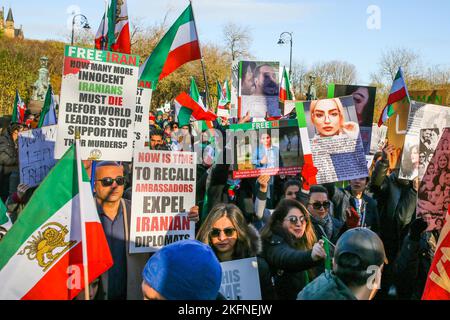 Glasgow, Großbritannien. 19.. November 2022. 19. November 2022. Glasgow, Großbritannien. Die Kundgebung der Iranian Scottish Association (ISA) durch das Stadtzentrum von Glasgow ist Teil eines weltweiten Bemühens, die anhaltende Revolution im Iran zu unterstützen und die Aufmerksamkeit auf die angeblichen Gräueltaten der Islamischen Republik zu lenken. Vor drei Jahren wird behauptet, dass Tausende von Iranern im sogenannten „blutigen November“ schweigend getötet wurden. Seit dem Aufstand im Iran wird behauptet, dass mehr als 300 Zivilisten getötet wurden, darunter mehr als 51 Kinder. Kredit: Findlay/Alamy Live Nachrichten Stockfoto