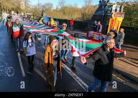 Glasgow, Großbritannien. 19.. November 2022. 19. November 2022. Glasgow, Großbritannien. Die Kundgebung der Iranian Scottish Association (ISA) durch das Stadtzentrum von Glasgow ist Teil eines weltweiten Bemühens, die anhaltende Revolution im Iran zu unterstützen und die Aufmerksamkeit auf die angeblichen Gräueltaten der Islamischen Republik zu lenken. Vor drei Jahren wird behauptet, dass Tausende von Iranern im sogenannten „blutigen November“ schweigend getötet wurden. Seit dem Aufstand im Iran wird behauptet, dass mehr als 300 Zivilisten getötet wurden, darunter mehr als 51 Kinder. Die ISA organisierte diese Kundgebung zum Gedenken an die Opfer des 2019. November Stockfoto