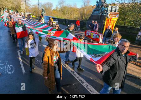 Glasgow, Großbritannien. 19.. November 2022. 19. November 2022. Glasgow, Großbritannien. Die Kundgebung der Iranian Scottish Association (ISA) durch das Stadtzentrum von Glasgow ist Teil eines weltweiten Bemühens, die anhaltende Revolution im Iran zu unterstützen und die Aufmerksamkeit auf die angeblichen Gräueltaten der Islamischen Republik zu lenken. Vor drei Jahren wird behauptet, dass Tausende von Iranern im sogenannten „blutigen November“ schweigend getötet wurden. Seit dem Aufstand im Iran wird behauptet, dass mehr als 300 Zivilisten getötet wurden, darunter mehr als 51 Kinder. Die ISA organisierte diese Kundgebung zum Gedenken an die Opfer des 2019. November Stockfoto