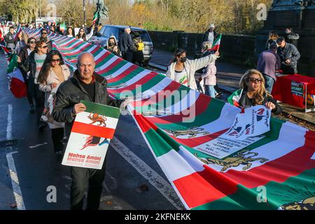 Glasgow, Großbritannien. 19.. November 2022. 19. November 2022. Glasgow, Großbritannien. Die Kundgebung der Iranian Scottish Association (ISA) durch das Stadtzentrum von Glasgow ist Teil eines weltweiten Bemühens, die anhaltende Revolution im Iran zu unterstützen und die Aufmerksamkeit auf die angeblichen Gräueltaten der Islamischen Republik zu lenken. Vor drei Jahren wird behauptet, dass Tausende von Iranern im sogenannten „blutigen November“ schweigend getötet wurden. Seit dem Aufstand im Iran wird behauptet, dass mehr als 300 Zivilisten getötet wurden, darunter mehr als 51 Kinder. Die ISA organisierte diese Kundgebung zum Gedenken an die Opfer des 2019. November Stockfoto