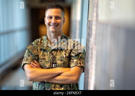 Silver Spring, Md. (Sept 28, 2022) – LT. Brian Williams, stellvertretender Abteilungsleiter für Unterwassermedizin am Operational and Undersea Medicine Direction des Naval Medical Research Center (NMRC), posiert für ein Foto im Daniel K Inouye-Gebäude. NMRC ist in einem breiten Spektrum von Aktivitäten tätig, von der Grundlagenforschung im Labor über Feldstudien in kargen und abgelegenen Gebieten der Welt bis hin zu Untersuchungen in operativen Umgebungen. Zur Unterstützung der Marine, des Marine Corps und gemeinsamer US-Kriegsjäger untersuchen Forscher Infektionskrankheiten, die Erkennung und Verteidigung biologischer Kriegsführung sowie die Versorgung von Opfern Stockfoto