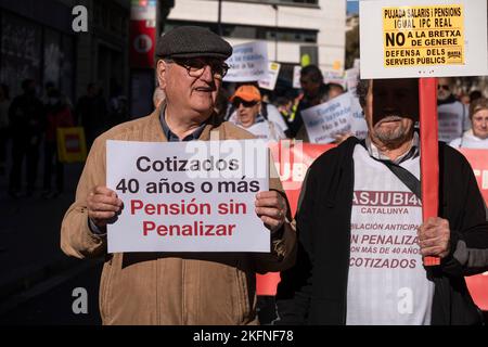 Barcelona, Spanien. 19.. November 2022. Die Demonstranten halten während der Demonstration Plakate, auf denen ihre Meinung zum Ausdruck kommt. Hunderte von Menschen, meist Rentner, haben durch die Straßen von Barcelona demonstriert, um Renten und öffentliche Gesundheit zu verteidigen und die Regierung zu fordern, den Verbraucherpreisindex gegen Inflation zu prüfen. Kredit: SOPA Images Limited/Alamy Live Nachrichten Stockfoto