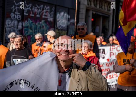 Barcelona, Spanien. 19.. November 2022. Ein Protestler wird während der Demonstration ein Lächeln vortäuschen sehen. Hunderte von Menschen, meist Rentner, haben durch die Straßen von Barcelona demonstriert, um Renten und öffentliche Gesundheit zu verteidigen und die Regierung zu fordern, den Verbraucherpreisindex gegen Inflation zu prüfen. Kredit: SOPA Images Limited/Alamy Live Nachrichten Stockfoto