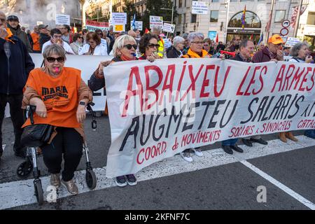 Barcelona, Spanien. 19.. November 2022. Während der Demonstration halten die Demonstranten ein Banner. Hunderte von Menschen, meist Rentner, haben durch die Straßen von Barcelona demonstriert, um Renten und öffentliche Gesundheit zu verteidigen und die Regierung zu fordern, den Verbraucherpreisindex gegen Inflation zu prüfen. Kredit: SOPA Images Limited/Alamy Live Nachrichten Stockfoto