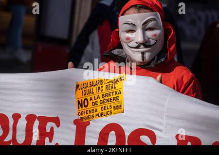 Barcelona, Spanien. 19.. November 2022. Während der Demonstration wird ein Protestler mit Wikileaks-Maske gesehen. Hunderte von Menschen, meist Rentner, haben durch die Straßen von Barcelona demonstriert, um Renten und öffentliche Gesundheit zu verteidigen und die Regierung zu fordern, den Verbraucherpreisindex gegen Inflation zu prüfen. (Foto von Paco Freire/SOPA Images/Sipa USA) Quelle: SIPA USA/Alamy Live News Stockfoto