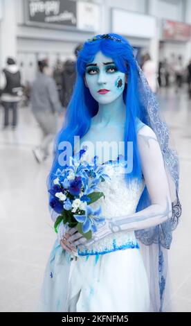 BIRMINGHAM NEC, GROSSBRITANNIEN - 13. NOVEMBER 2022. Eine weibliche Cosplayer, verkleidet als Tim Burtons Totenbraut auf der MCM Birmingham Comic Con 2022. Stockfoto