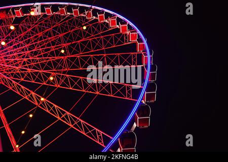 Beleuchtetes Riesenrad am Burgplatz in der Düsseldorfer Altstadt. Es ist eine beliebte Attraktion für Einheimische und Touristen. Stockfoto