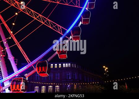 Nahaufnahme des beleuchteten Riesenrads auf dem Weihnachtsmarkt 2022 am Burgplatz in der Düsseldorfer Altstadt. Stockfoto