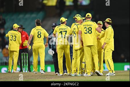 Das australische Team feiert den Sieg über England während des zweiten Spiels der One Day International-Serie zwischen Australien und England am 19. November 2022 in Sydney, Australien.(Foto: Izhar Khan) BILD NUR FÜR REDAKTIONELLE VERWENDUNG - ABSOLUT KEINE KOMMERZIELLE NUTZUNG Stockfoto