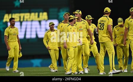 Das australische Team feiert den Sieg über England während des zweiten Spiels der One Day International-Serie zwischen Australien und England am 19. November 2022 in Sydney, Australien.(Foto: Izhar Khan) BILD NUR FÜR REDAKTIONELLE VERWENDUNG - ABSOLUT KEINE KOMMERZIELLE NUTZUNG Stockfoto