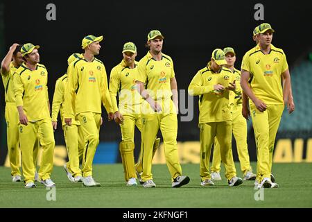 Das australische Team feiert den Sieg über England während des zweiten Spiels der One Day International-Serie zwischen Australien und England am 19. November 2022 in Sydney, Australien.(Foto: Izhar Khan) BILD NUR FÜR REDAKTIONELLE VERWENDUNG - ABSOLUT KEINE KOMMERZIELLE NUTZUNG Stockfoto