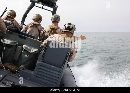 U.S. Marines with Bravo Company, 1. Light Armored Reconnaissance Bataillon, 1. Marine Division, Fahrt in einem starren, aufblasbaren Boot im Rahmen des Technical Concept Experiments 22,2 vor der Küste des Marine Corps Base Camp Pendleton, Kalifornien, 28. September 2022. TCE, das vom US Navy’s Office of Naval Research gesponsert wurde, brachte Marineinfanteristen und Auftragnehmer zusammen, um mit neuen und aufkommenden Technologien zu experimentieren, die es den Marinestreitkräften ermöglichen, effektiv in verteilten und expeditionären fortgeschrittenen Basisoperationen zu operieren. Im Rahmen von TCE verwendeten Marines mit 1. LAR experimentelle Technologie, um Simulate zu navigieren Stockfoto