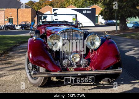 1937 Bentley 4¼ Litre „JT 6565“ auf der Oktober-Scramble im Bicester Heritage Centre am 9.. Oktober 2022 Stockfoto