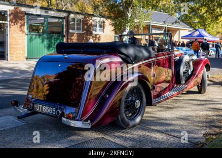 1937 Bentley 4¼ Litre „JT 6565“ auf der Oktober-Scramble im Bicester Heritage Centre am 9.. Oktober 2022 Stockfoto