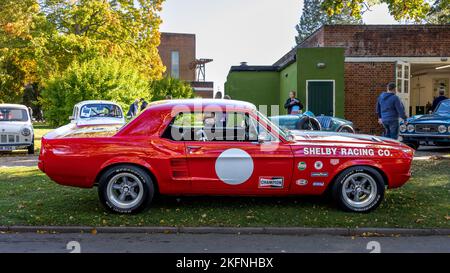 1967 Ford Mustang GT „VBY 384E“ auf der Oktober-Scramble im Bicester Heritage Centre am 9.. Oktober 2022 Stockfoto