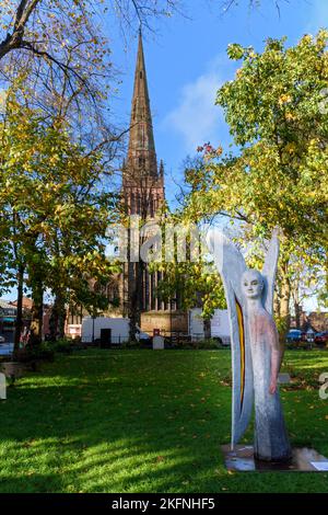 Michael, eine Skulptur von Reinhard Pontius, mit der Dreifaltigkeitskirche dahinter. Coventry, West Midlands, England, Großbritannien Stockfoto