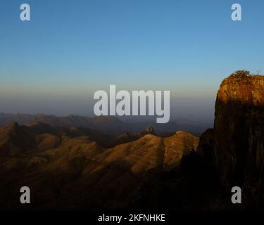 Eine Luftaufnahme eines blauen Sonnenaufgangshimmels über der Chihuahuan-Wüste im Big Bend National Park in Texas Stockfoto