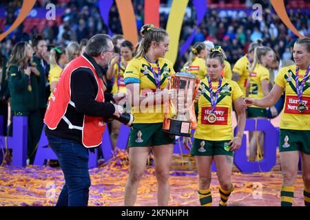 Manchester, Großbritannien. 19.. November 2022. Manchester ENGLAND - NOVEMBER 19.Australien feiert nach dem Gewinn des Rugby League World Cup Womens Finales zwischen Australien und Neuseeland am Old Trafford am 19. - 2022. November in Manchester England. Quelle: PATRICK ANTHONISZ/Alamy Live News Stockfoto