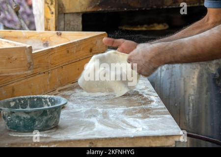 Frisch gebackenes Brot auf traditionelle Weise in den arabischen Ländern Stockfoto