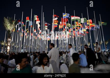 Doha, Katar. 19.. November 2022. Fußball, Vorbereitung auf die WM in Katar, Fahnen winken im Wind auf der Flag Plaza. Kredit: Robert Michael/dpa/Alamy Live Nachrichten Stockfoto