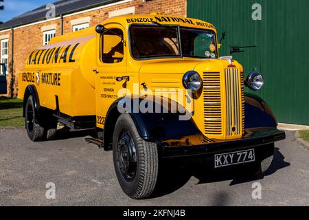 1950 Austin K4 Benziner ‘KXY 774’ auf der Oktober Scramble im Bicester Heritage Center am 9.. Oktober 2022 ausgestellt Stockfoto