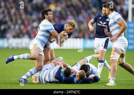 Der schottische Chris Harris (2.-links) in Aktion während des Autumn International Spiels im BT Murrayfield Stadium, Edinburgh. Bilddatum: Samstag, 19. November 2022. Stockfoto