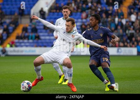 Birkenhead, Großbritannien. 19.. November 2022. Lee O'Connor #4 von Tranmere Rovers und Paris Maghoma #19 von AFC Wimbledon kämpfen während des Sky Bet League 2-Spiels Tranmere Rovers gegen AFC Wimbledon im Prenton Park, Birkenhead, Großbritannien, 19.. November 2022 (Foto von Phil Bryan/Nachrichtenbilder) in Birkenhead, Großbritannien am 11/19/2022. (Foto von Phil Bryan/News Images/Sipa USA) Quelle: SIPA USA/Alamy Live News Stockfoto