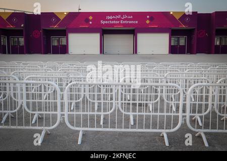 Katar. 19.. November 2022. Der Eingang des Ahmad bin Ali Stadions in Al Rayyan im Bundesstaat Katar am Samstag, dem 19. November 2022, wo die belgische Fußballnationalmannschaft der Roten Teufel am Mittwoch Kanada spielen wird. Die Red Devils bereiten sich auf die bevorstehende FIFA 2022-Weltmeisterschaft in Katar vor. BELGA FOTO VIRGINIE LEFOUR Kredit: Belga Nachrichtenagentur/Alamy Live News Stockfoto