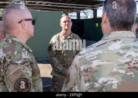 Flieger mit der 255. Air Control Squadron, 172. Airlift Wing, Mississippi Air National Guard, inspizieren und verpacken Ausrüstung im Gulfport Combat Readiness Training Center, Gulfport, Mississippi, 29. September 2022. Die Airmen bereiten sich auf den Einsatz nach Florida zur Unterstützung des Wiederaufschwungs des US-Bundesstaates Ian vor. Stockfoto