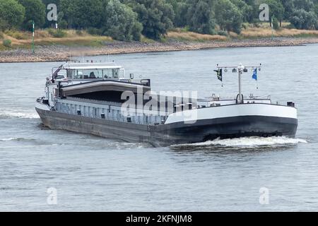 Ein Frachtschiff im Rhein Stockfoto
